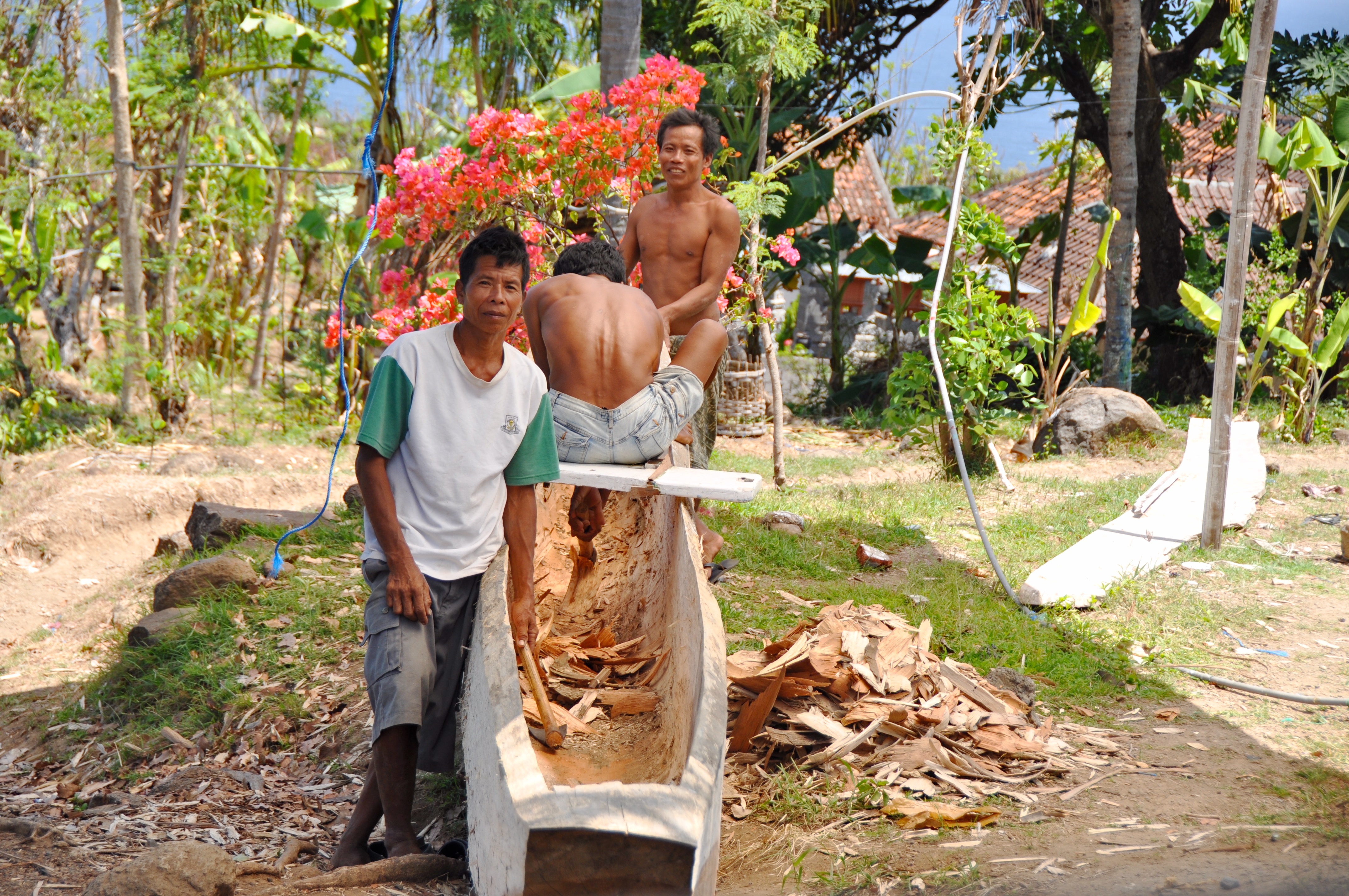 Carpenters carve a new hull in Amed